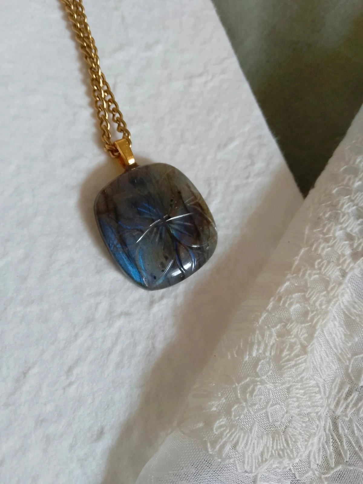 Collier pierre de labradorite gravée fleur de vie – photo 3